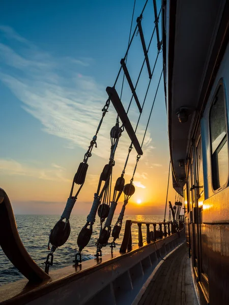 Zonsondergang Het Dek Van Zeilboot Terwijl Cruisen Cycladen Griekenland — Stockfoto