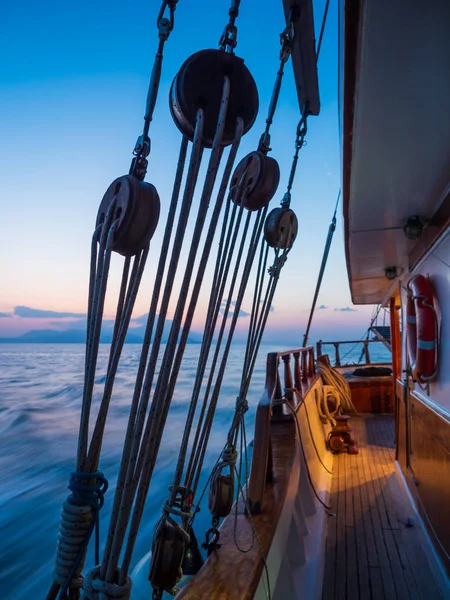 Zonsondergang Het Dek Van Zeilboot Terwijl Cruisen Cycladen Griekenland Lange — Stockfoto