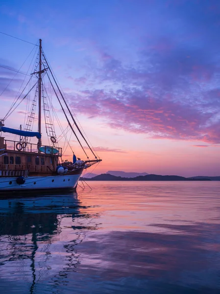 Veleiro Nascer Sol Baía Nidri Ilha Lefkas Grécia — Fotografia de Stock