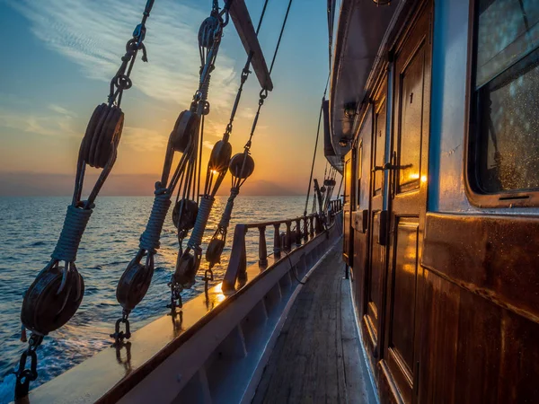 Zonsondergang Het Dek Van Zeilboot Terwijl Cruisen Cycladen Griekenland — Stockfoto