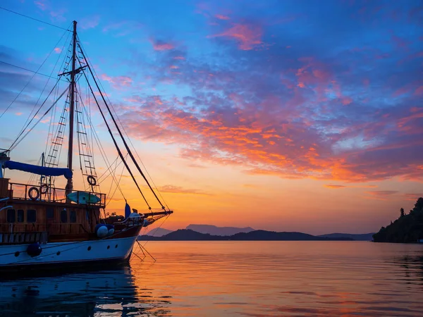 Barca Vela All Alba Sulla Baia Nidri Nell Isola Lefkas — Foto Stock