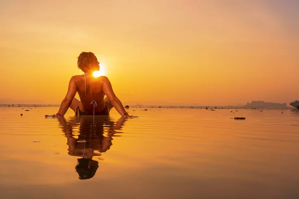 Silhueta Uma Mulher Jovem Apta Praia Pôr Sol — Fotografia de Stock