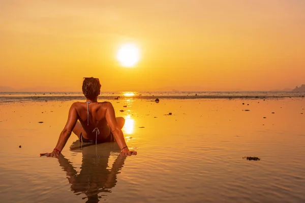 Silhouet Van Een Jonge Fitte Vrouw Het Strand Bij Zonsondergang — Stockfoto