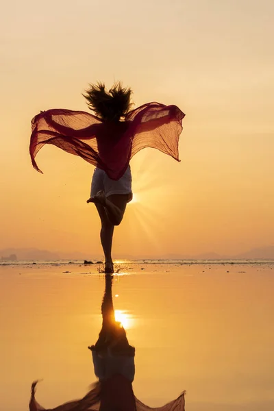 Mooie Vrouw Aan Het Strand Thailand Bij Zonsondergang — Stockfoto