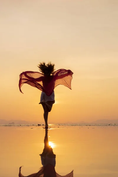 Hermosa Mujer Playa Tailandia Atardecer — Foto de Stock