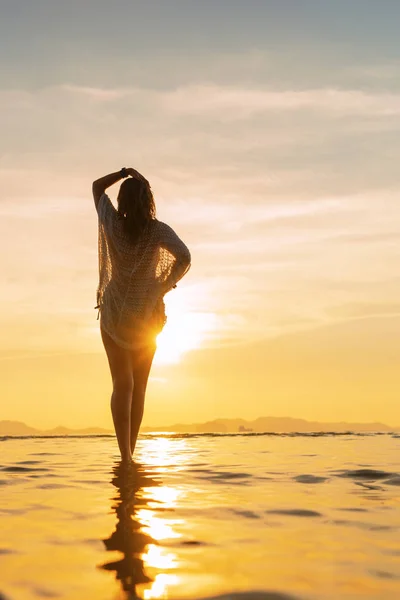 Mooie Vrouw Aan Het Strand Thailand Bij Zonsondergang — Stockfoto