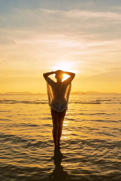 Mooie Vrouw Aan Het Strand Thailand Bij Zonsondergang — Stockfoto