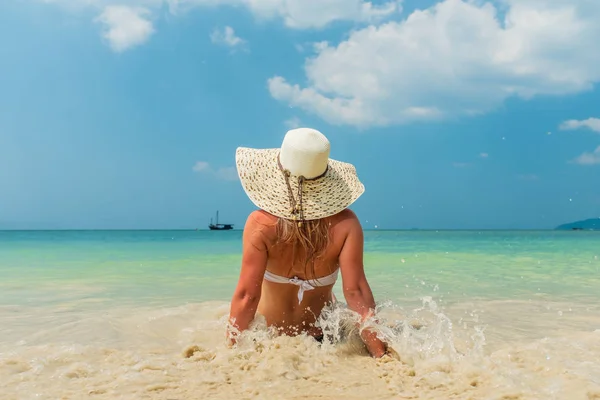 Vrouw Rustend Aan Het Tropische Strand — Stockfoto