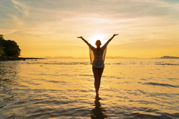 Mooie Vrouw Aan Het Strand Thailand Bij Zonsondergang — Stockfoto