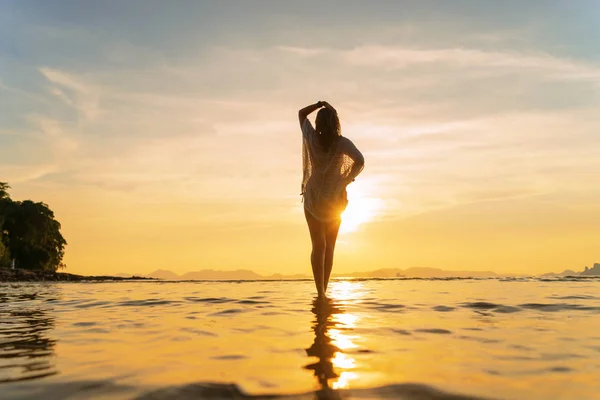 Piękne Kobiety Plaży Tajlandii Zachodzie Słońca — Zdjęcie stockowe