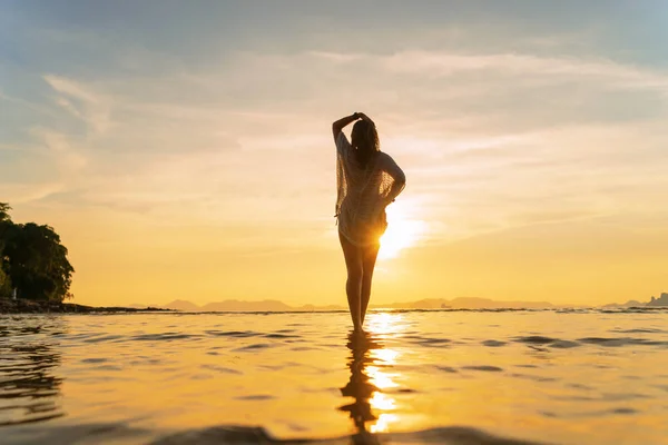 Vacker Kvinna Stranden Thailand Vid Solnedgången — Stockfoto