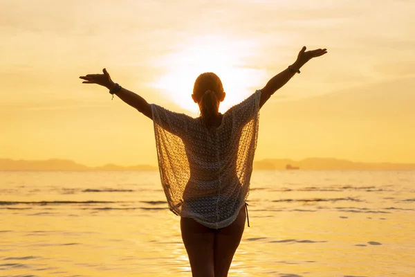 Belle Femme Sur Plage Thaïlande Coucher Soleil — Photo