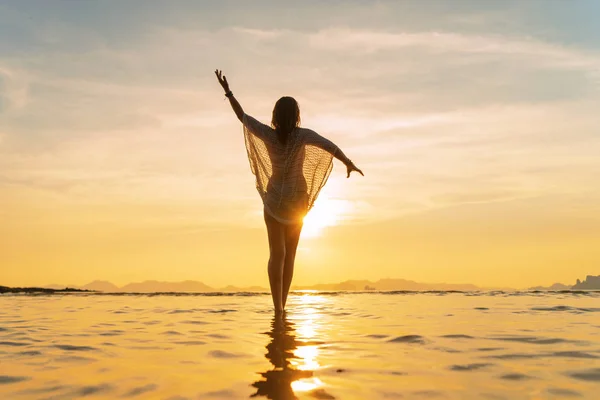 Belle Femme Sur Plage Thaïlande Coucher Soleil — Photo