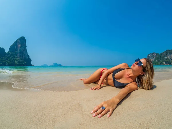 Woman Resting Tropical Beach Railay Krabi Thailand — Stock Photo, Image