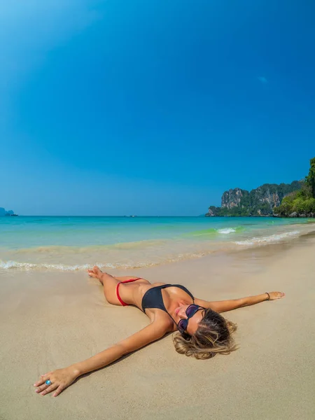 Woman Resting Tropical Beach Railay Krabi Thailand — Stock Photo, Image