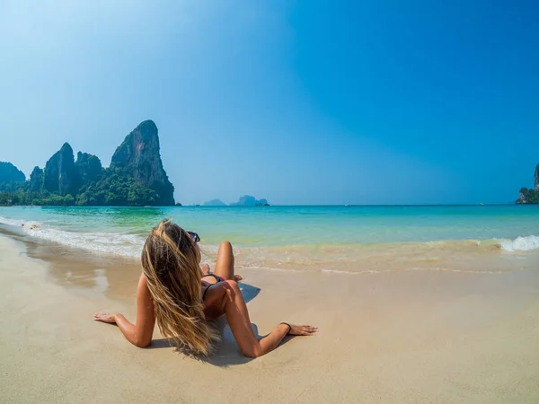 Kobieta Odpoczynek Tropikalnej Plaży Railay Krabi Tajlandia — Zdjęcie stockowe
