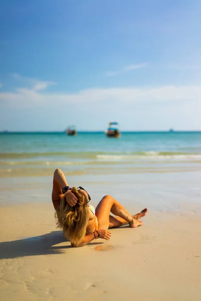 Mulher Relaxante Praia Resort Luxo Tropical Tailândia — Fotografia de Stock