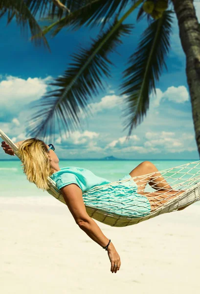 Mujer Sentada Hamaca Playa Concepto Viajes Vacaciones — Foto de Stock