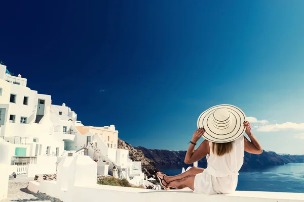 Розкішна Жінка Подорожує Відпустці Дивлячись Острів Санторіні Греції Дивовижний Вид — стокове фото