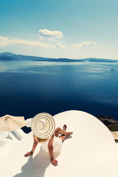 Vacanza Lusso Donna Guardando Vista Sull Isola Santorini Grecia Incredibile — Foto Stock