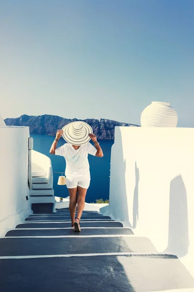 Voyage Luxe Femme Vacances Regardant Vue Sur Île Santorin Grèce — Photo