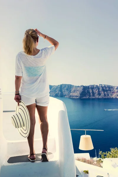 Mujer Vacaciones Lujo Mirando Vista Isla Santorini Grecia Increíble Vista —  Fotos de Stock