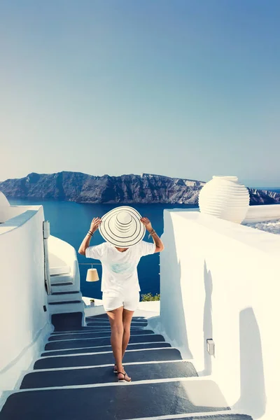 Mujer Vacaciones Lujo Mirando Vista Isla Santorini Grecia Increíble Vista —  Fotos de Stock