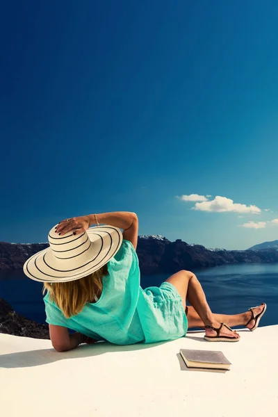 Vacanza Lusso Donna Guardando Vista Sull Isola Santorini Grecia Incredibile — Foto Stock