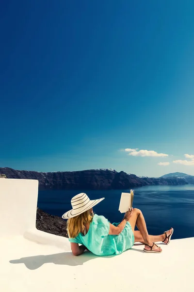 Voyage Luxe Femme Vacances Regardant Vue Sur Île Santorin Grèce — Photo