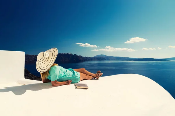 Viagem Luxo Mulher Férias Olhando Para Vista Ilha Santorini Grécia — Fotografia de Stock