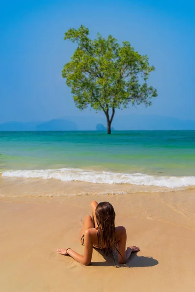 Söt Kvinna Avkopplande Sommaren Tropiska Stranden Vintersemester Paradiset — Stockfoto