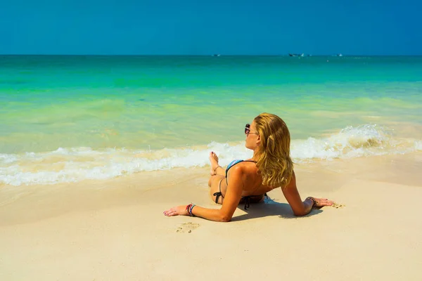 Mulher Bonito Relaxar Praia Tropical Verão Férias Inverno Paraíso — Fotografia de Stock