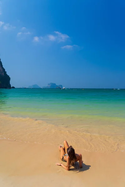 Cute Woman Relaxing Summer Tropical Beach Winter Vacation Paradise — Stock Photo, Image