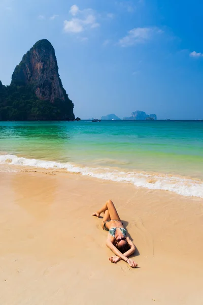 Cute Woman Relaxing Summer Tropical Beach Winter Vacation Paradise — Stock Photo, Image