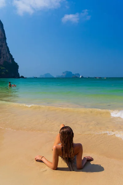 Мила Жінка Відпочиває Літніх Тропічних Пляжах Зимові Канікули Раю — стокове фото