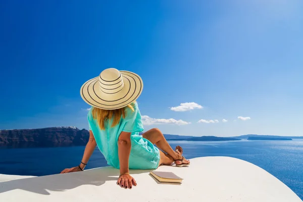 Mujer Vacaciones Lujo Mirando Vista Isla Santorini Grecia Increíble Vista —  Fotos de Stock