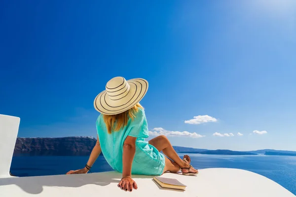 希腊圣托里尼岛的豪华旅游度假女性观光客 令人惊奇的海景和卡尔德拉 — 图库照片