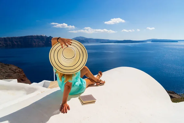 Luxusní Žena Dovolené Při Pohledu Ostrov Santorini Řecku Úžasný Výhled — Stock fotografie