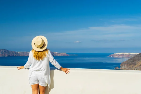 Luksusowe Wakacje Kobieta Patrzy Widok Wyspę Santorini Grecji Niesamowity Widok — Zdjęcie stockowe