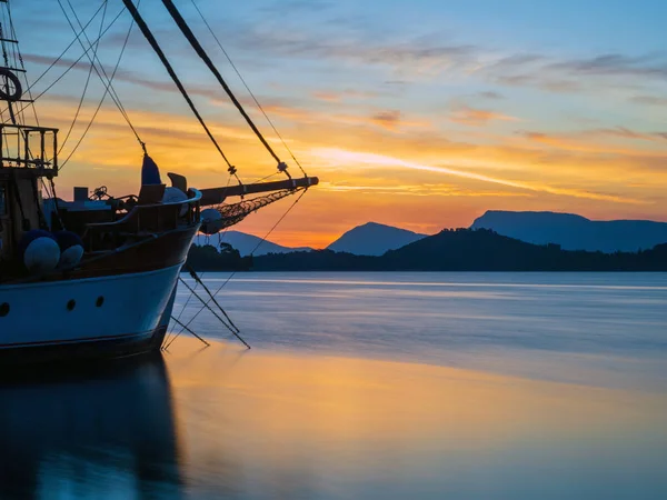 Segelboot Bei Sonnenaufgang Der Bucht Von Nidri Auf Der Griechischen — Stockfoto