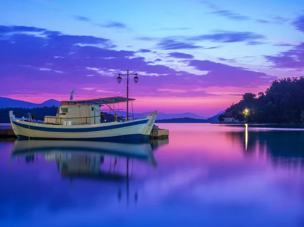 Barco Pesca Sunrise Baía Nidri Ilha Lefkas Grécia — Fotografia de Stock