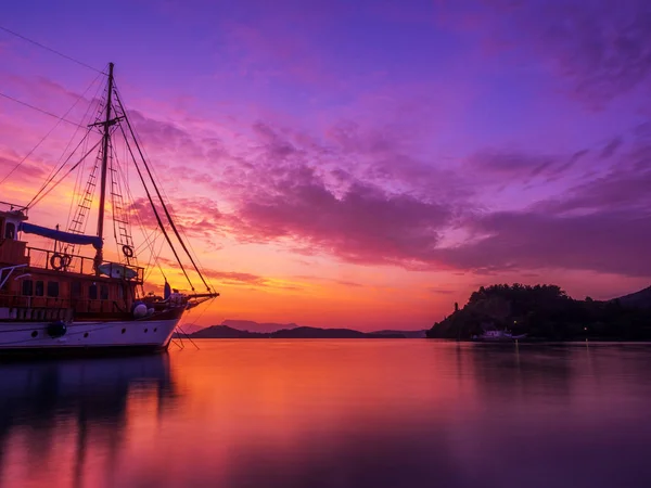 Lefkas Adası Yunanistan Nidri Körfezi Üzerinde Gündoğumu Yelkenli — Stok fotoğraf