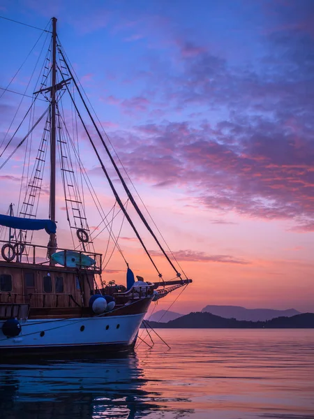 Plachetnice Při Západu Slunce Záliv Nidri Řecku Ostrově Lefkas — Stock fotografie