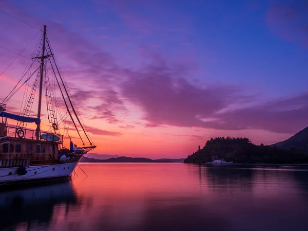 Plachetnice Při Západu Slunce Záliv Nidri Řecku Ostrově Lefkas — Stock fotografie