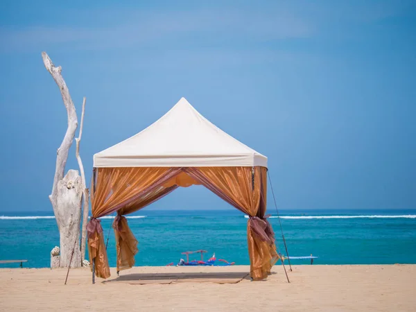 Precioso Paisaje Marino Brillante Con Arena Blanca Limpia Mar Azul — Foto de Stock