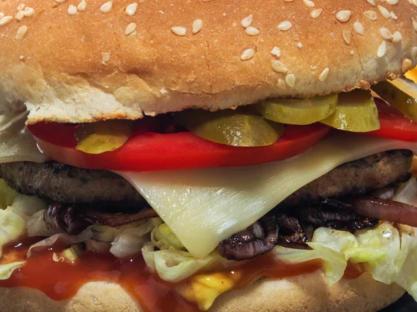 Grande Hambúrguer Saboroso Cheeseburger Com Carne Grelhada Queijo Tomate Bacon — Fotografia de Stock