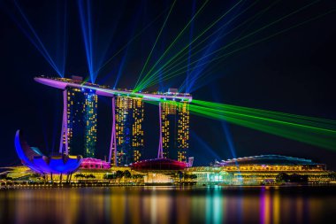 Singapore City, Singapur - 17 Nisan 2018: Spectra ışık ve su gösteri Marina defne kum Casino Hotel Downtown Singapur üzerinde 17 Nisan 2018