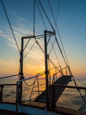 Kiklad Adaları Yunanistan seyir sırasında Yelkenli güverte günbatımında