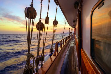 Kiklad Adaları Yunanistan seyir sırasında Yelkenli güverte günbatımında