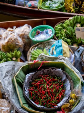 Damnoen Saduak yüzen Pazar, Tayland, Thailand: - 12 Nisan 2018: - Bu Tayland kayan bir pazar olduğunu ve almak bir tekne yüzen Pazar Damnoen Saduak, Tayland sonra büyük bir tur var